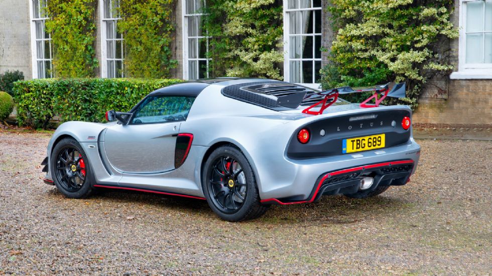 Το βάρος της Lotus Exige Sport 380 είναι μόλις 1.066 κιλά, 25 κιλά λιγότερα από την Exige Sport 350. Η μείωση αυτή επετεύχθη μέσω της εκτεταμένης χρήσης ανθρακονημάτινων μερών.